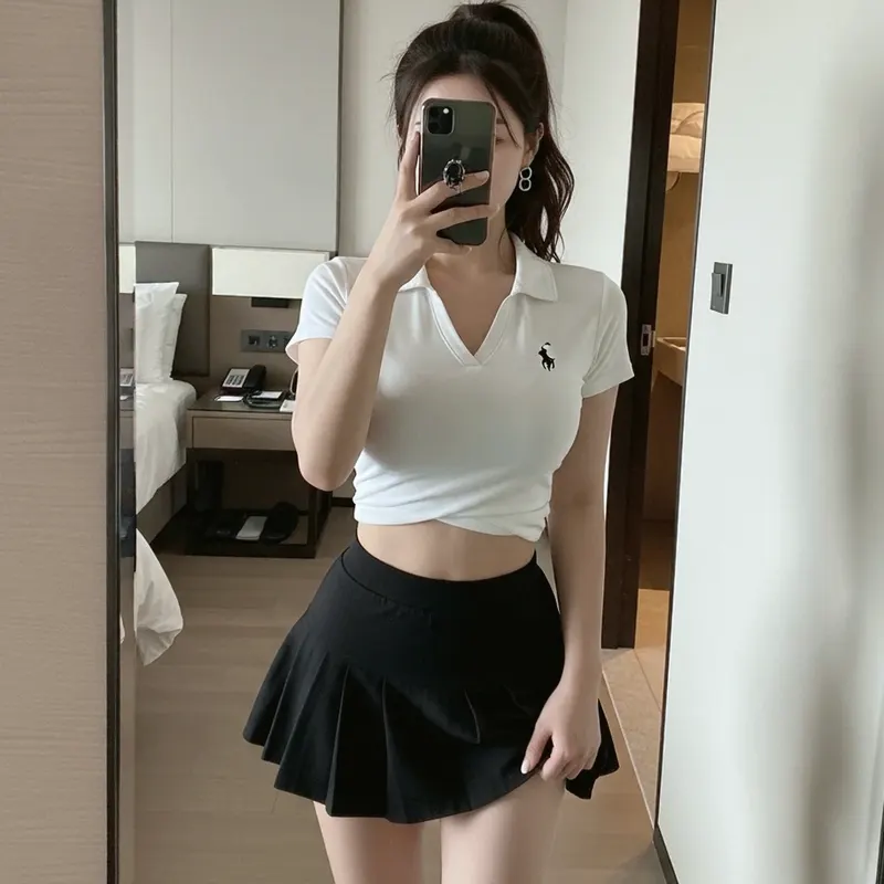 호텔 객실의 여성 이미지