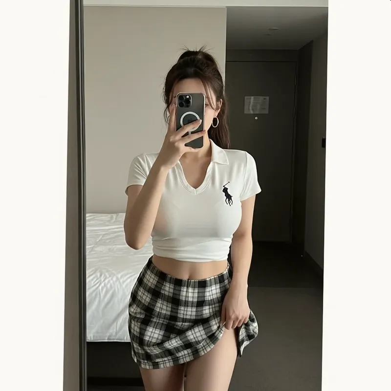 호텔 객실의 여성 이미지