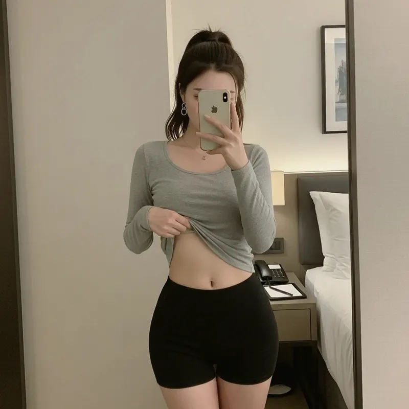호텔 객실의 여성 이미지