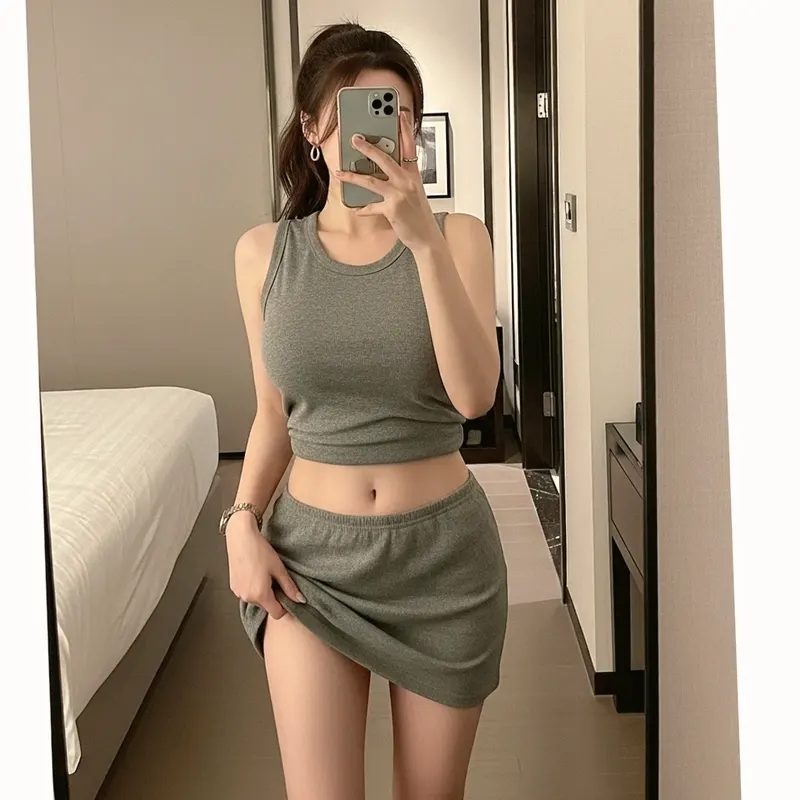 호텔 객실의 여성 이미지