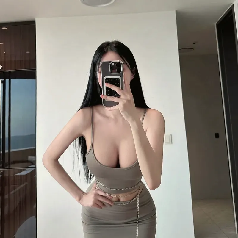 호텔 객실의 여성 이미지