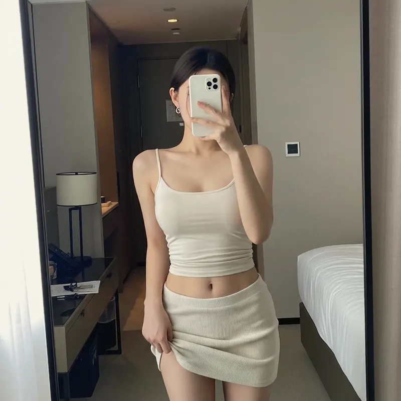호텔 객실의 여성 이미지