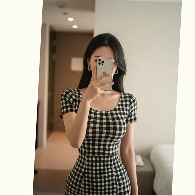 호텔 객실의 여성 이미지