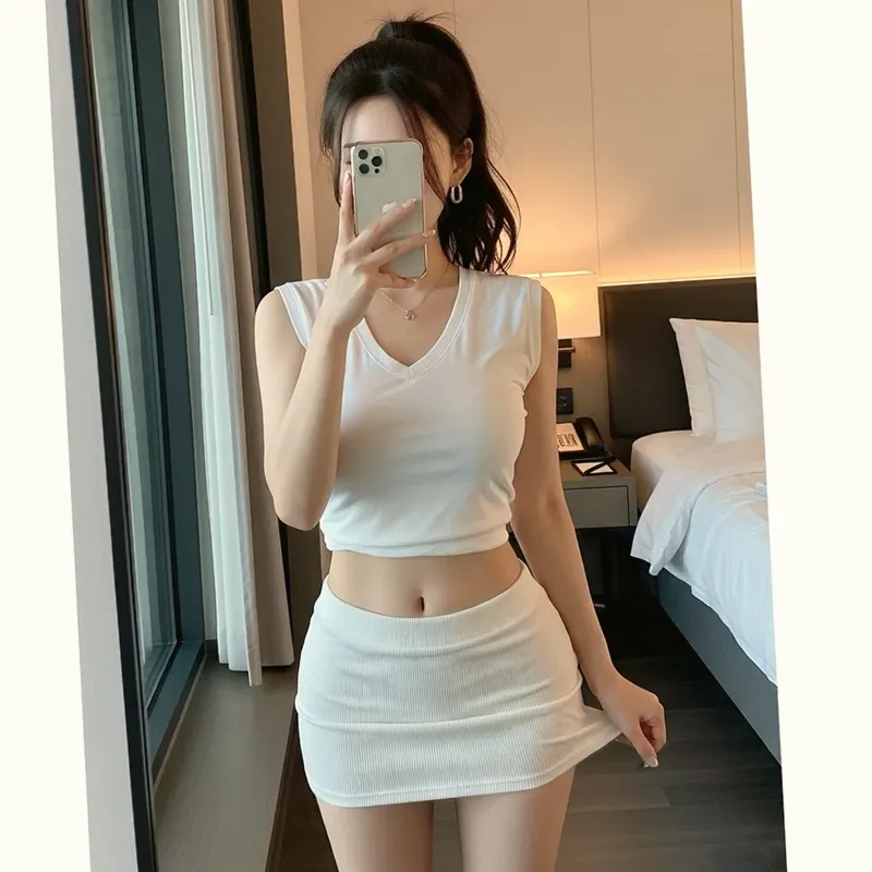 호텔 객실의 여성 이미지